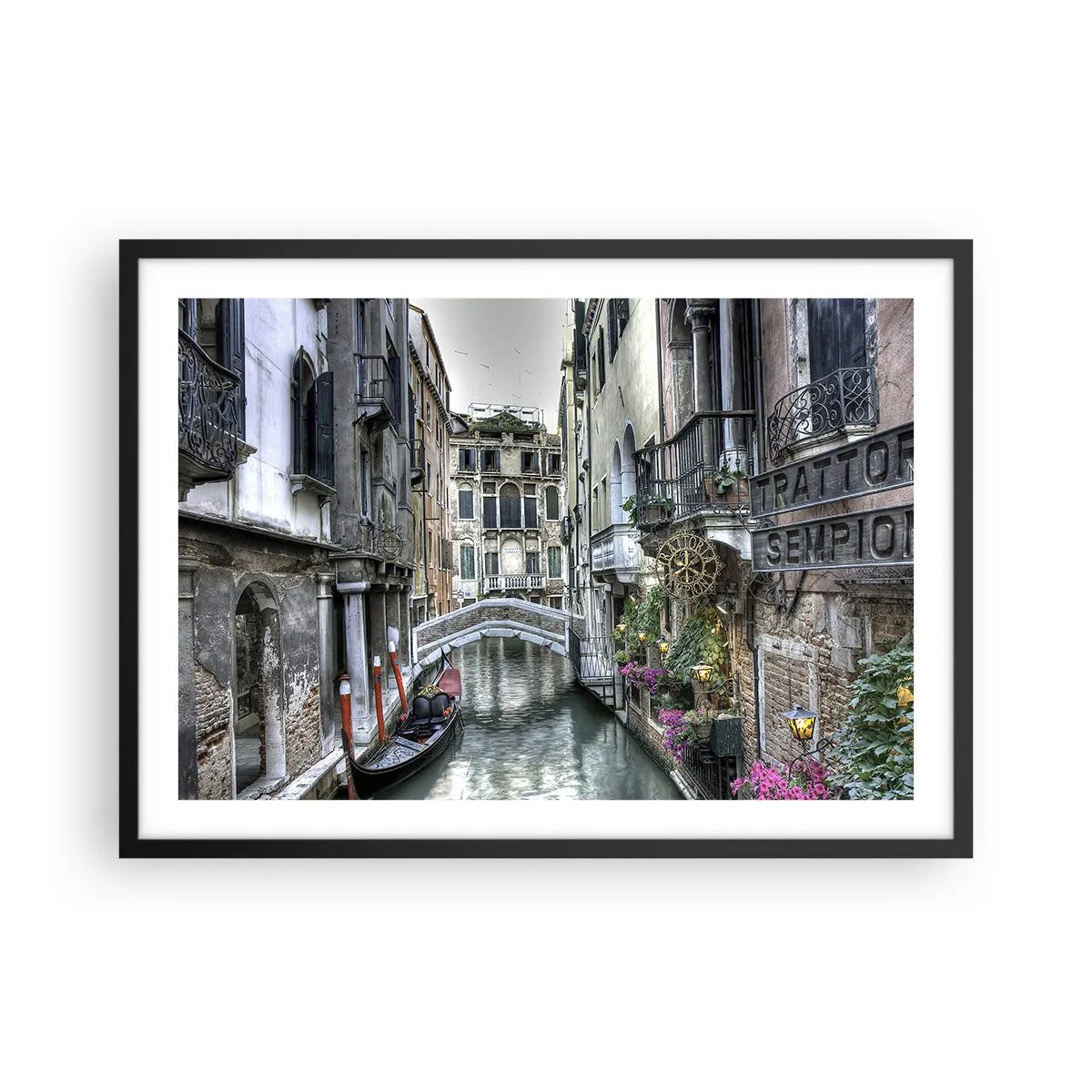 Poster in cornice nera - Canale veneziano con gondola e ponte di pietra - 70x50cm - Da secoli in silenziosa riflessione - Decorazione murale moderna per soggiorno e camera da letto ARTTOR