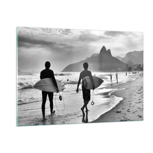 Quadro su vetro - Surfisti sulla spiaggia con tavole, composizione in bianco e nero - 120x80cm - Samba su un'unica onda - Decorazione murale moderna per soggiorno e camera da letto ARTTOR